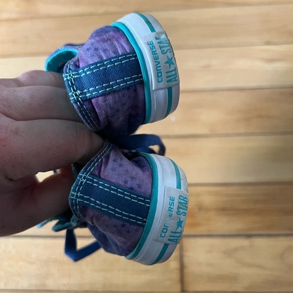 Converse purple‎ and blue youth tennis shoes